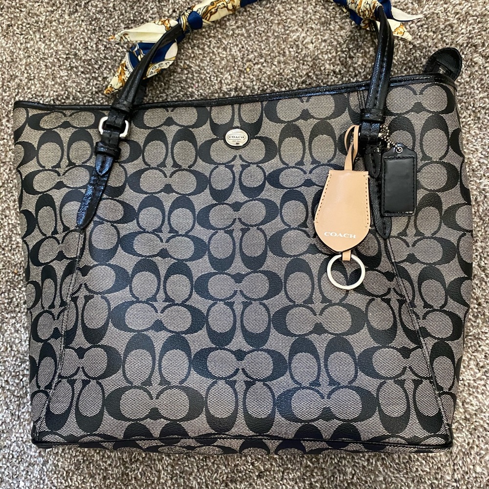 COACH PEYTON SIGNATURE ZIP TOP TOTE (COACH F27348)